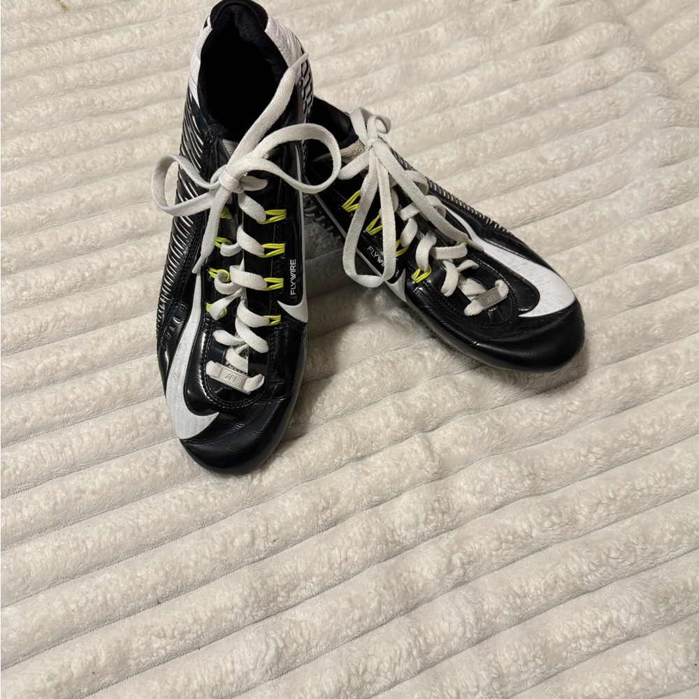 Men’s Nike Black and White Athletic Cleats Sporty Silhouette